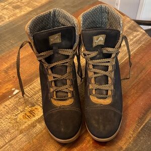 Stylish Black and Tan Men's Boots